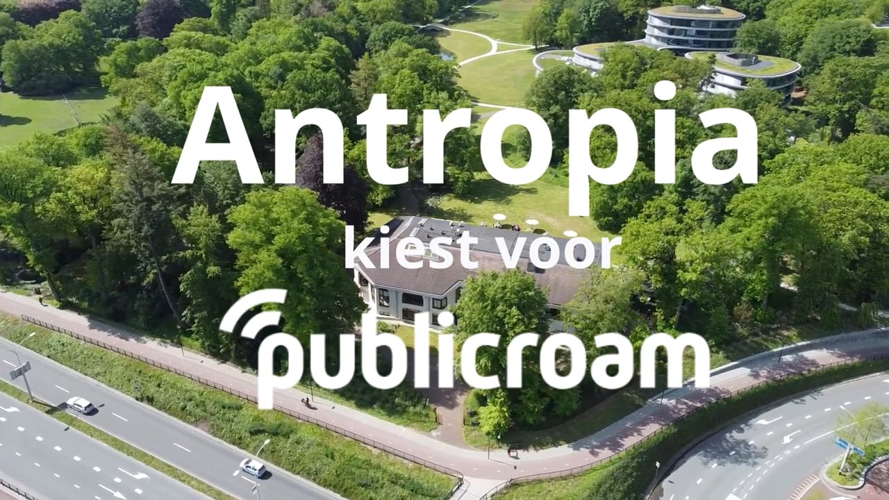 Je ziet het congrescentrum Antropia van bovenaf, met de tekst Antropia kiest voor publicroam